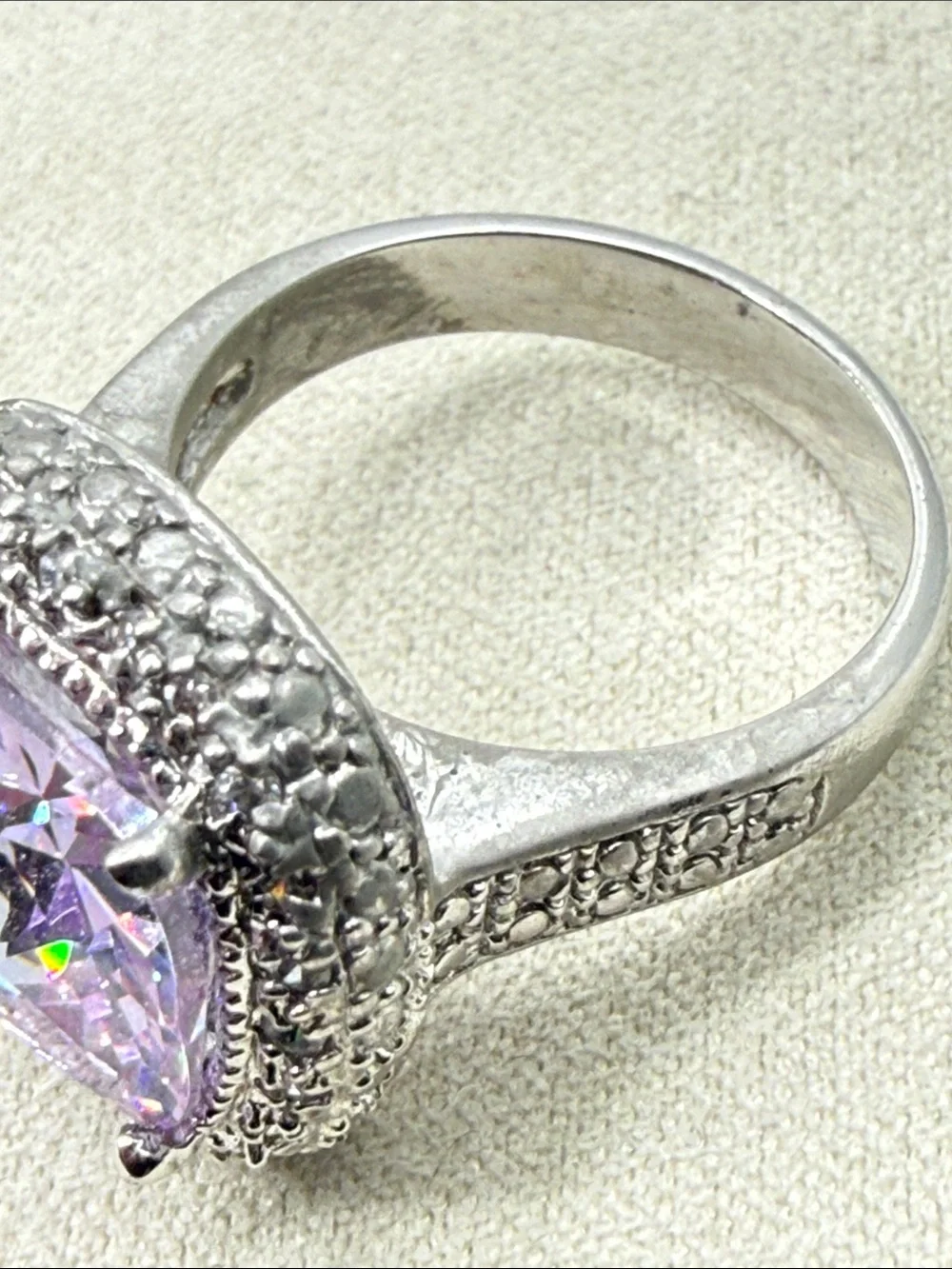 Vintage stunning rhodium plated Silvertone Ring Cushion Cut faceted lilac glass